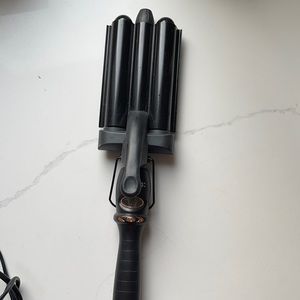 Amika’s high tide deep waver